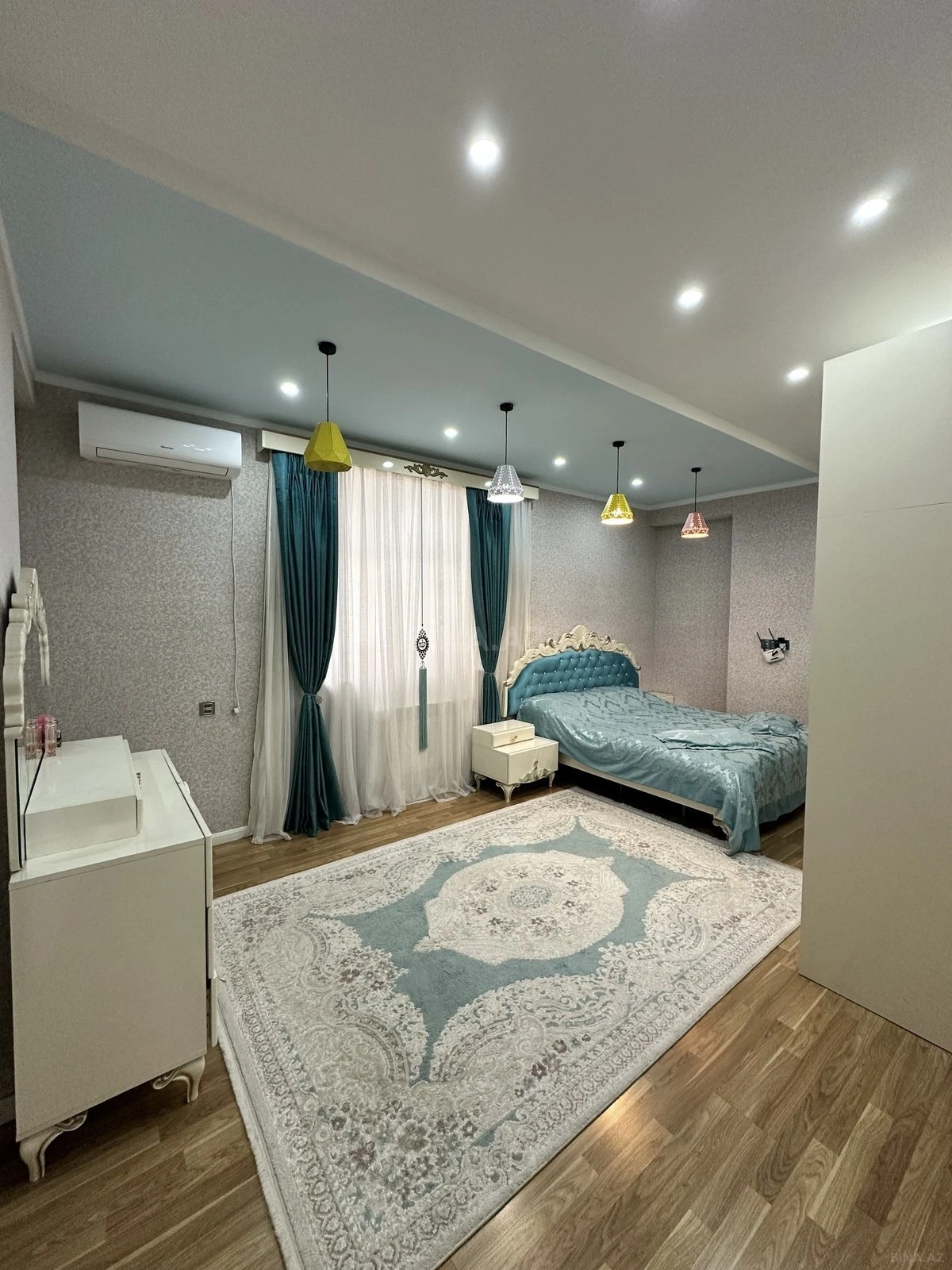 Satılır 3 otaqlı mənzil 130 m²