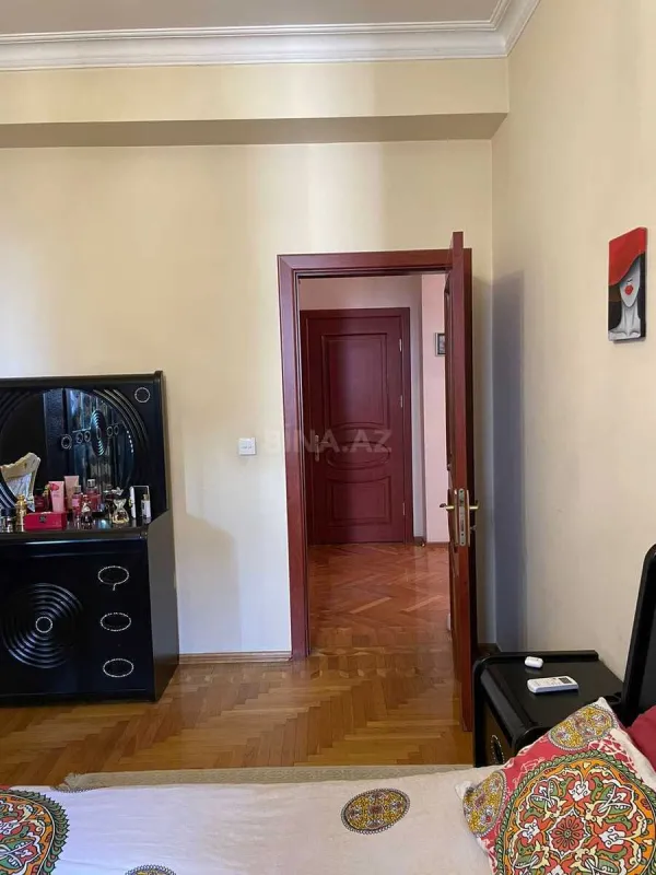 Satılır 4 otaqlı mənzil 160 m²