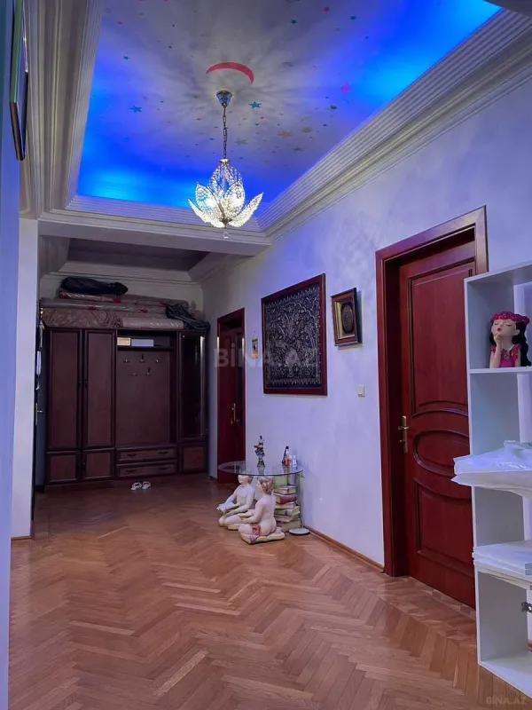 Satılır 4 otaqlı mənzil 160 m²