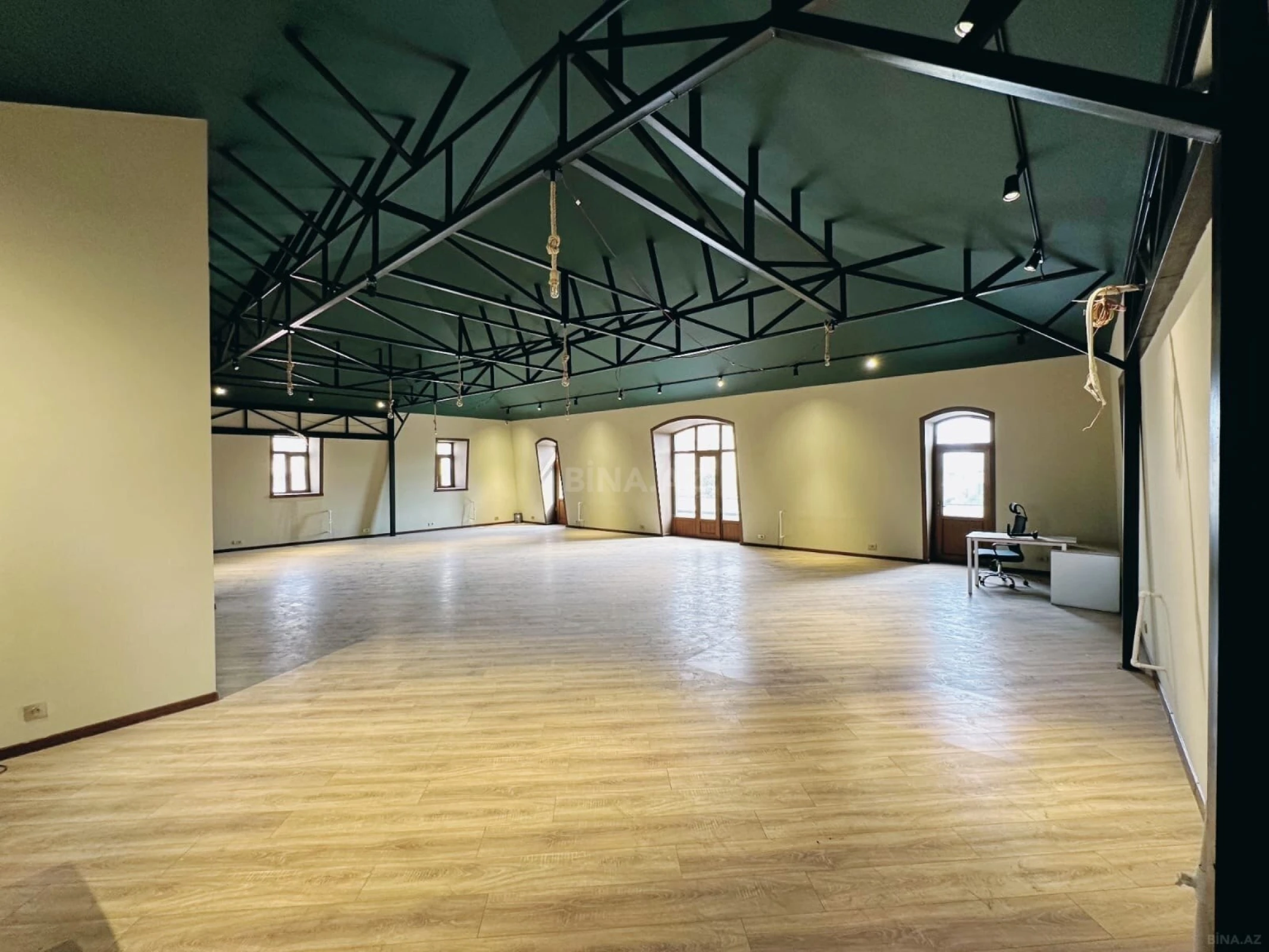 Kirayə verilir 20 otaqlı ofis 1000 m²