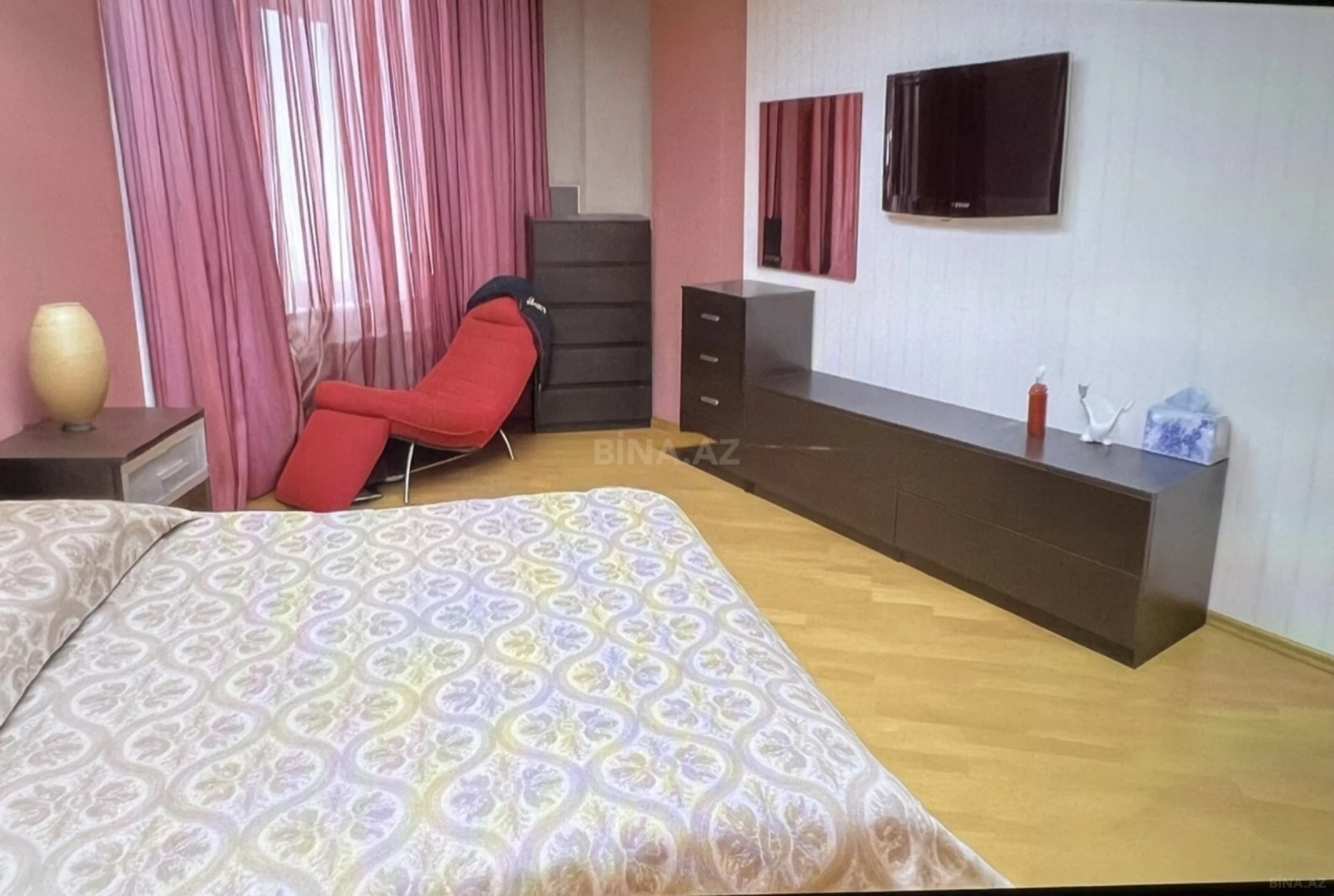 Satılır 4 otaqlı mənzil 200 m²