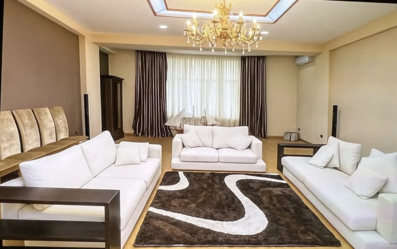 Satılır 4 otaqlı mənzil 200 m²