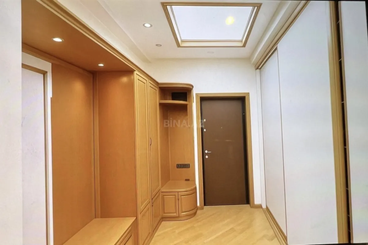 Satılır 4 otaqlı mənzil 200 m²