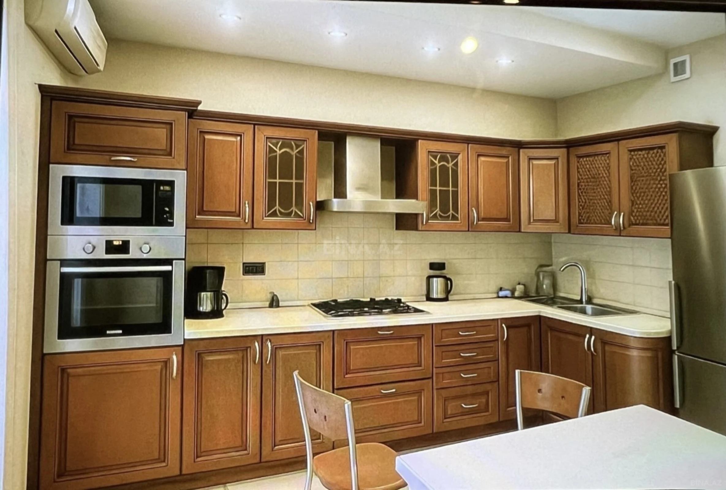 Satılır 4 otaqlı mənzil 200 m²