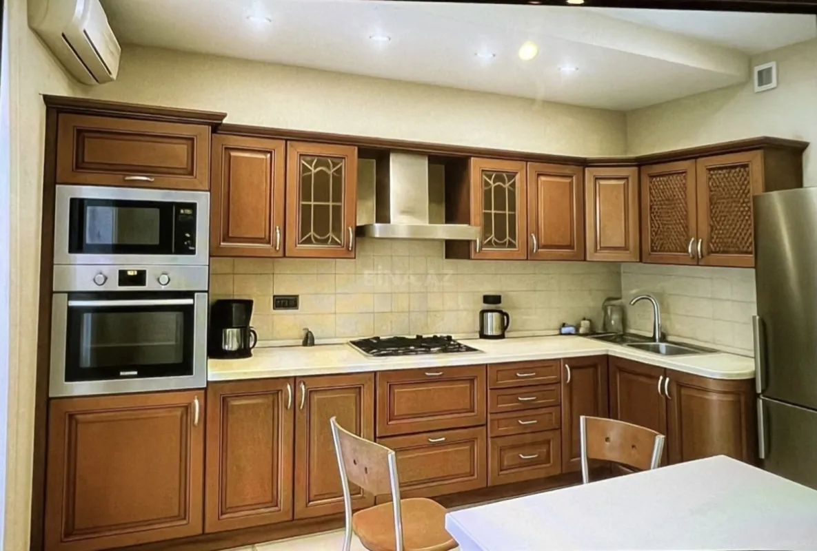 Satılır 4 otaqlı mənzil 200 m²