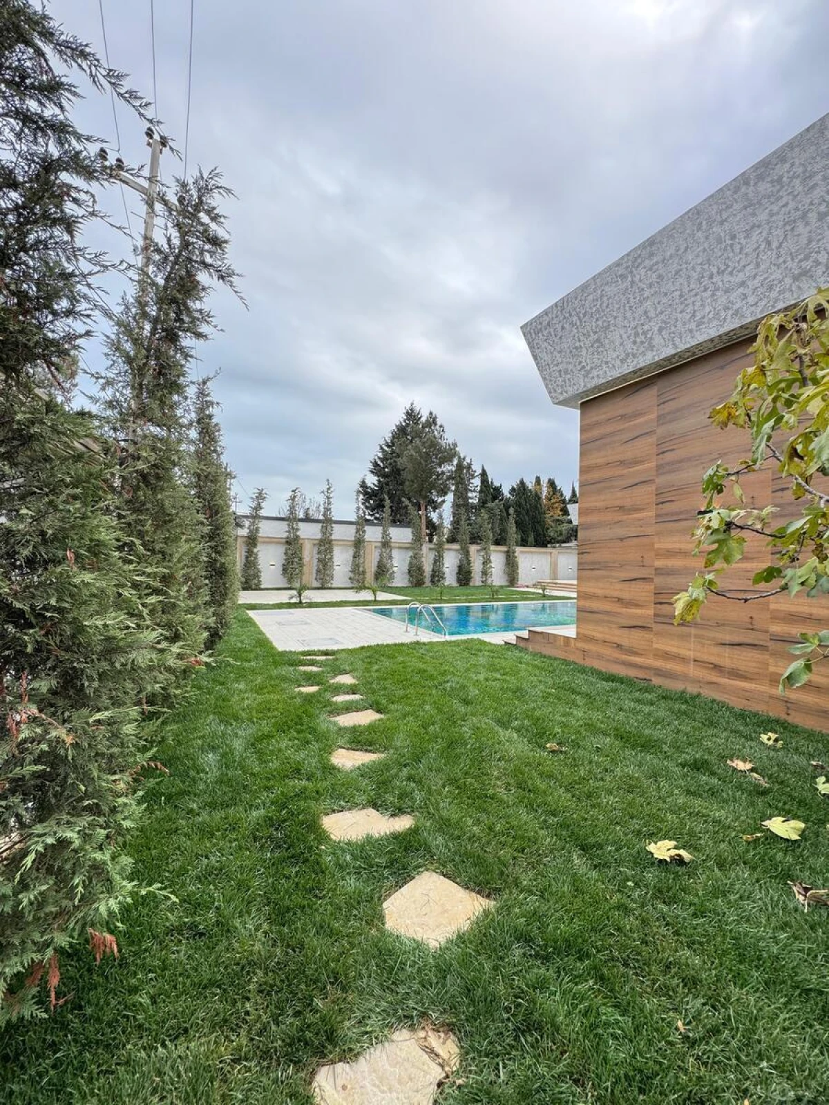 Satılır 5 otaqlı həyət evi 250 m²