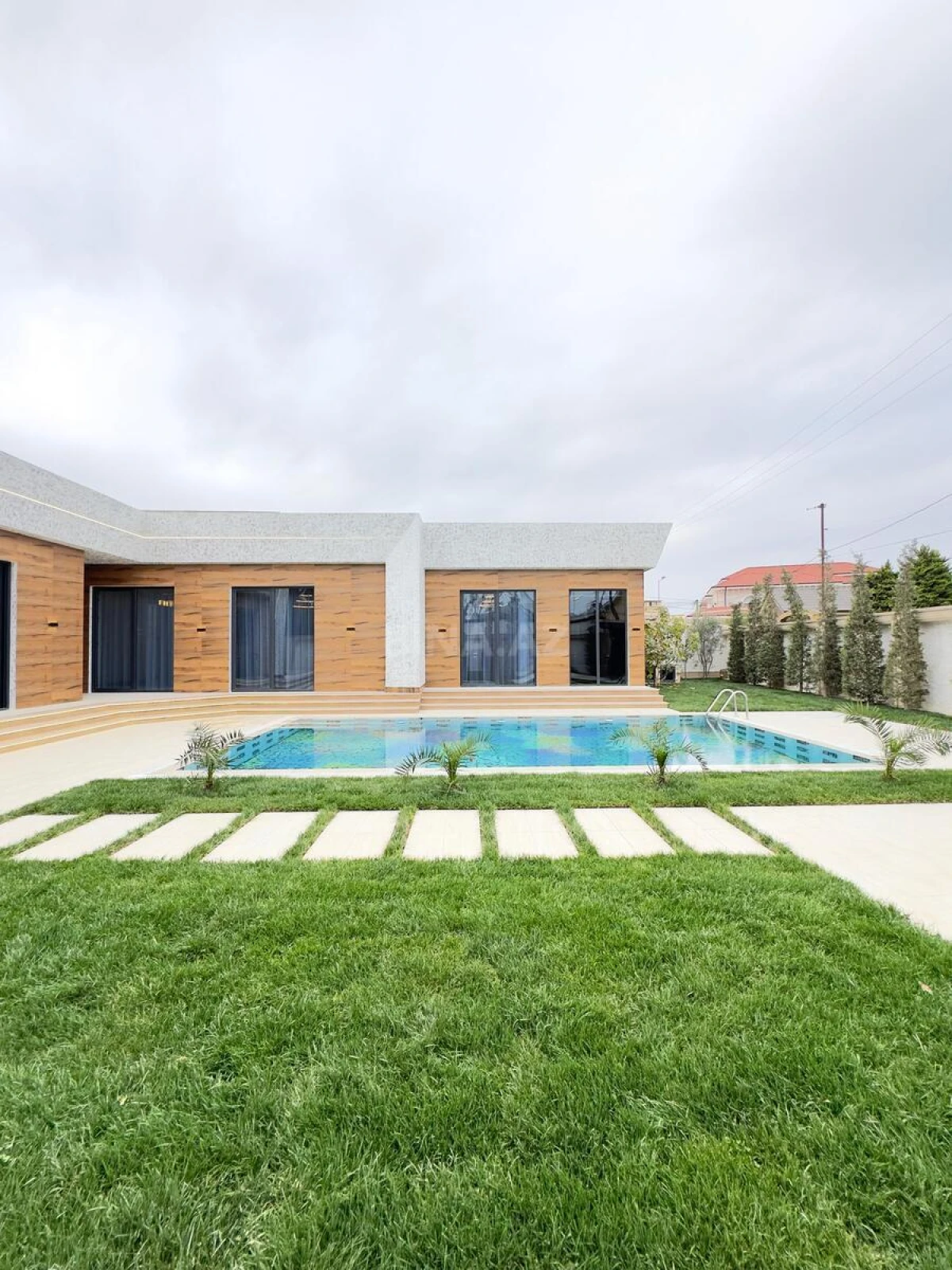 Satılır 5 otaqlı həyət evi 250 m²