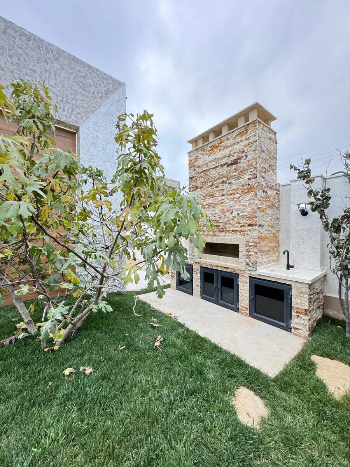 Satılır 5 otaqlı həyət evi 250 m²