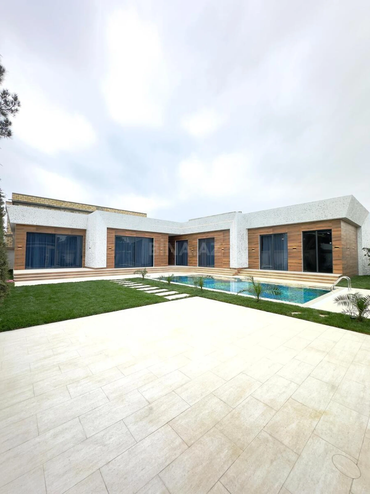 Satılır 5 otaqlı həyət evi 250 m²