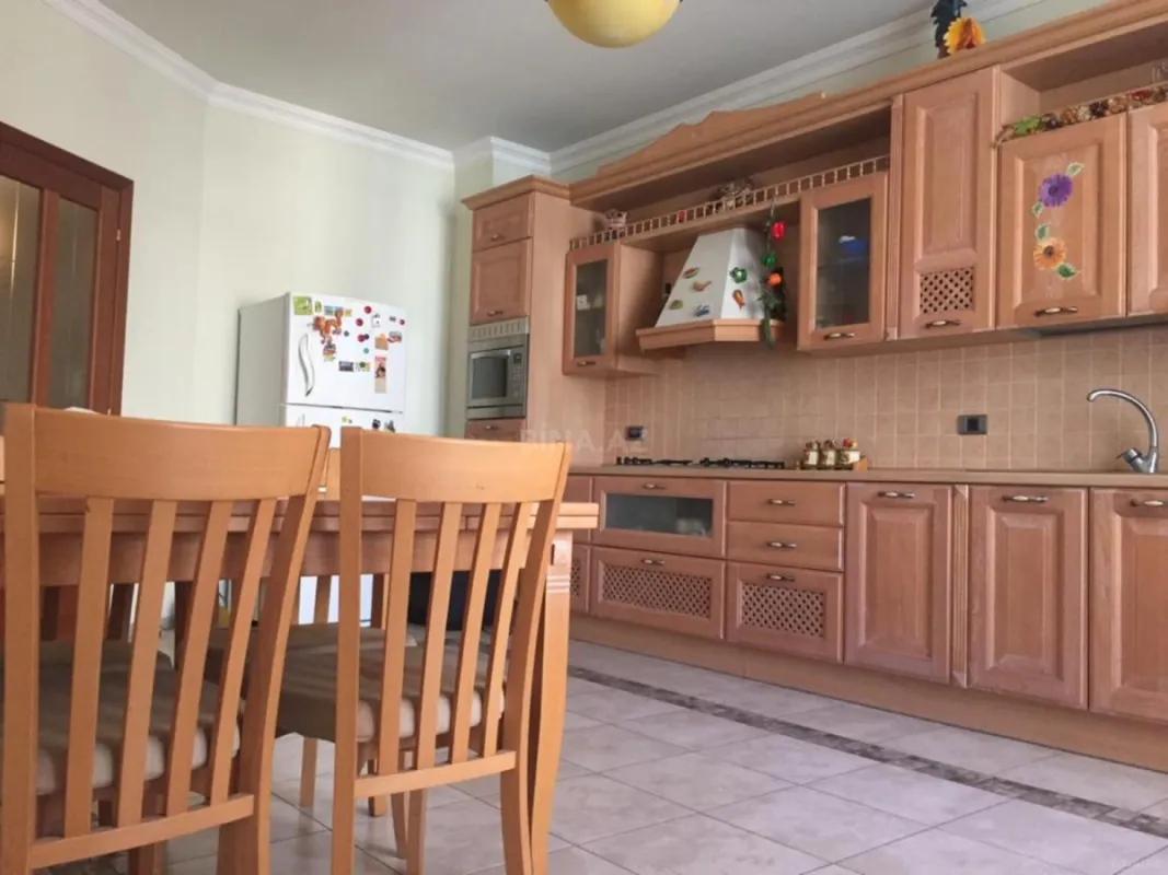 Satılır 4 otaqlı mənzil 230 m²