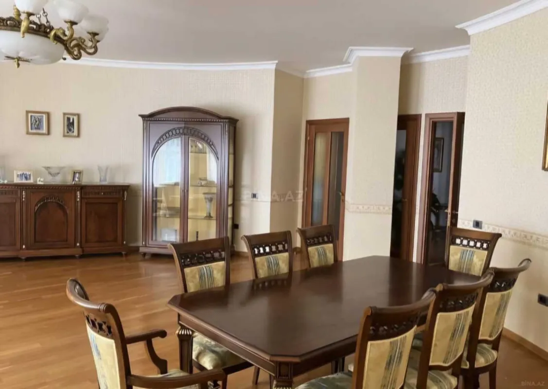 Satılır 4 otaqlı mənzil 230 m²