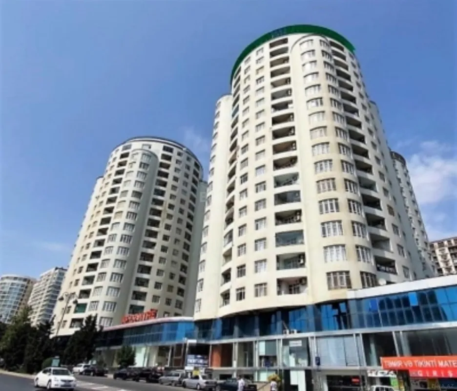 Satılır 4 otaqlı mənzil 230 m²