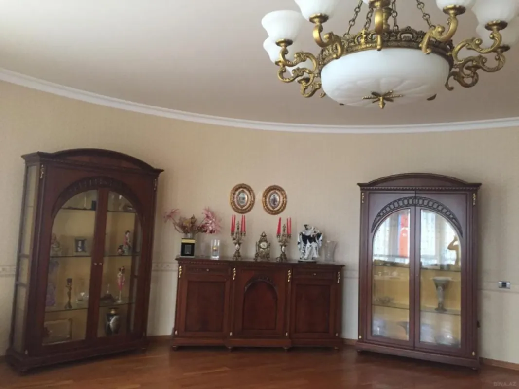 Satılır 4 otaqlı mənzil 230 m²