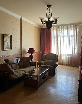 Satılır 4 otaqlı mənzil 230 m²
