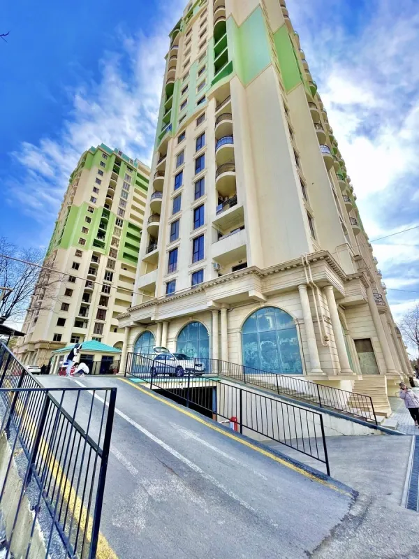 Satılır 3 otaqlı mənzil 145 m²