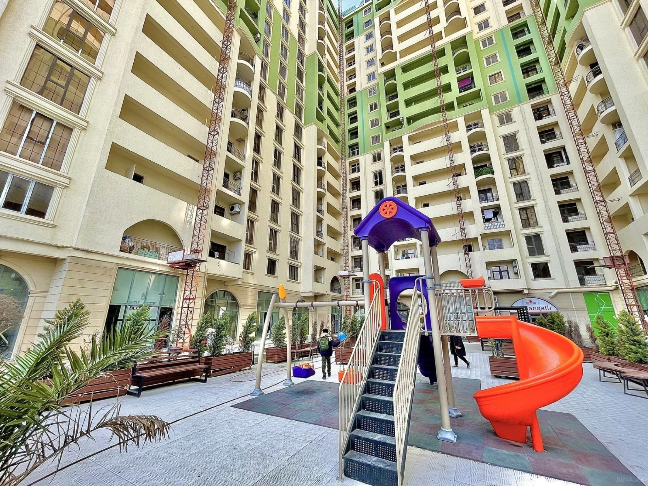 Satılır 3 otaqlı mənzil 145 m²