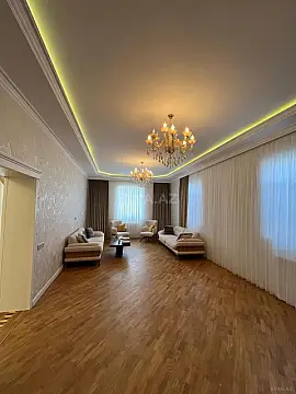 Satılır 8 otaqlı həyət evi 415 m²