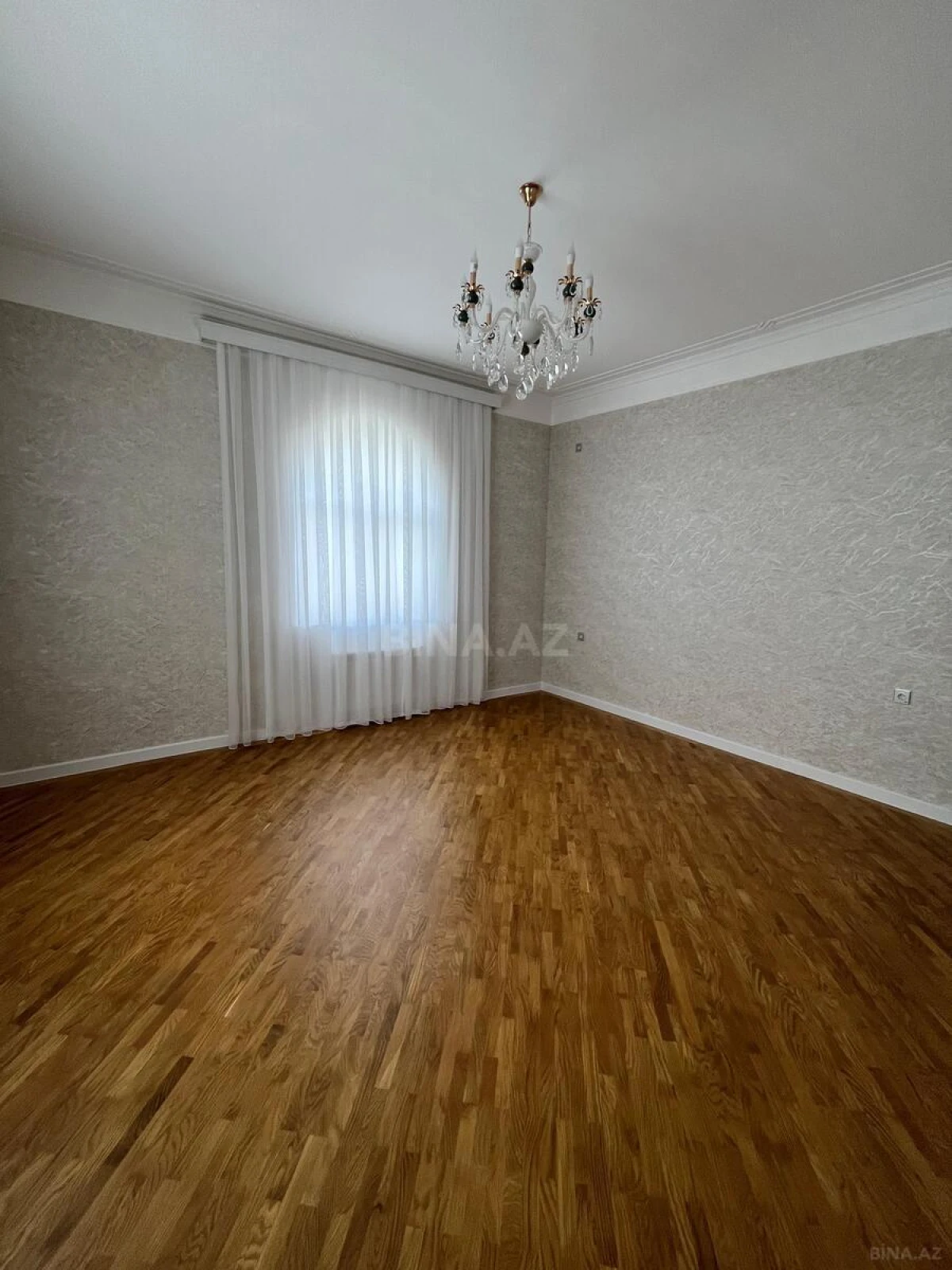 Satılır 8 otaqlı həyət evi 415 m²