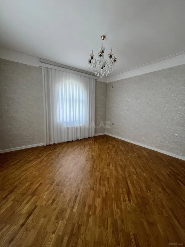 Satılır 8 otaqlı həyət evi 415 m²