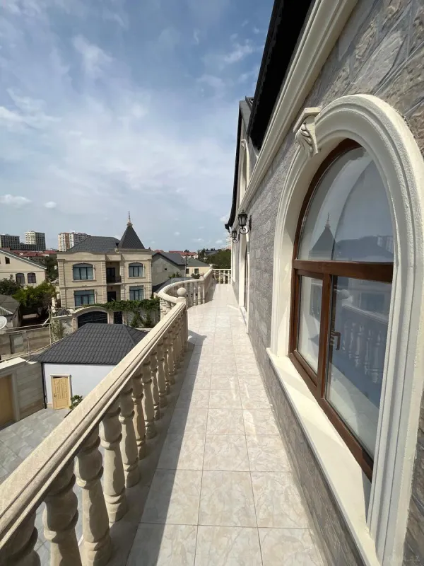 Satılır 8 otaqlı həyət evi 415 m²