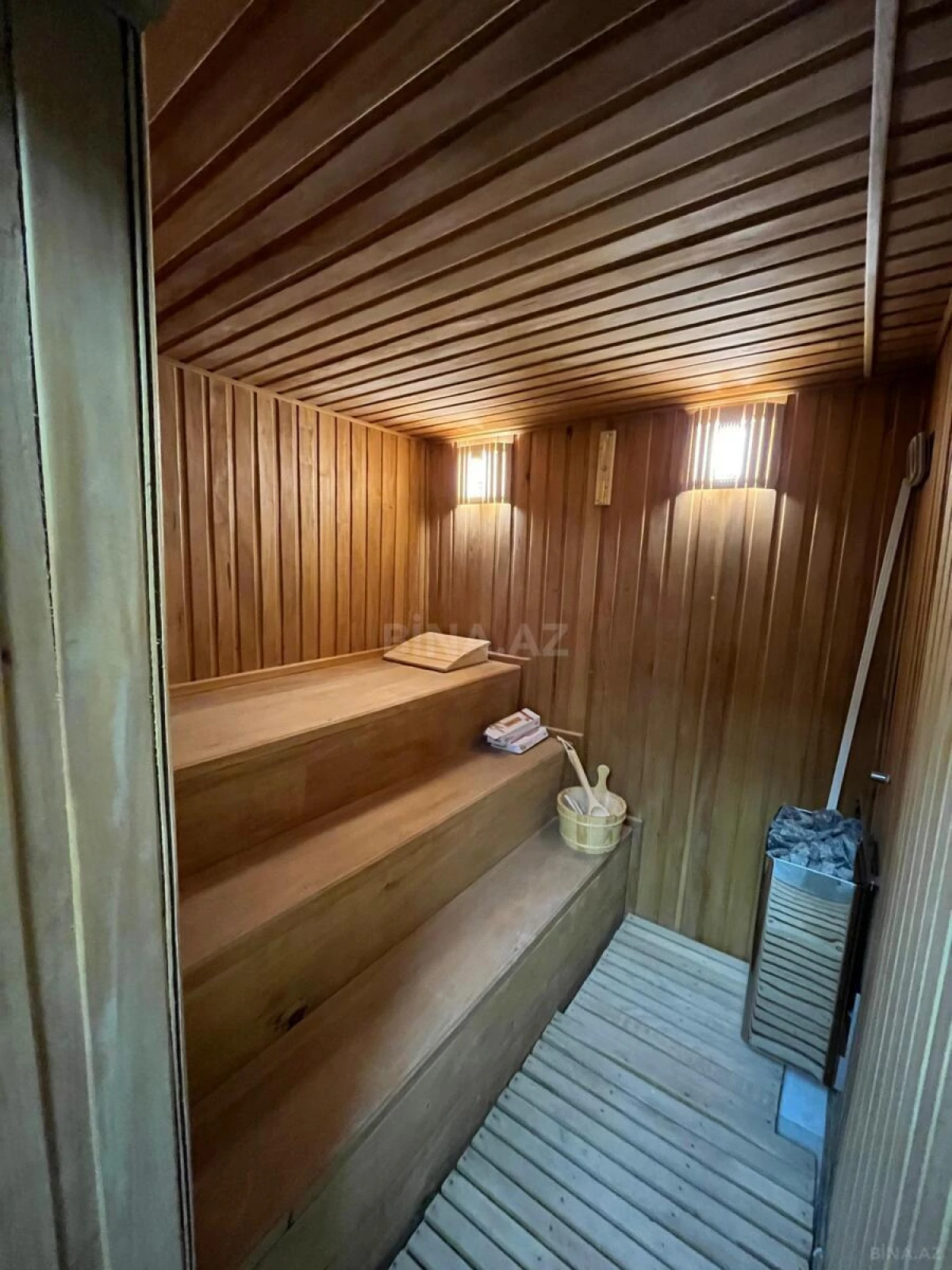 Satılır 8 otaqlı həyət evi 415 m²