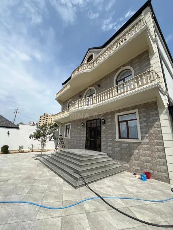 Satılır 8 otaqlı həyət evi 415 m²