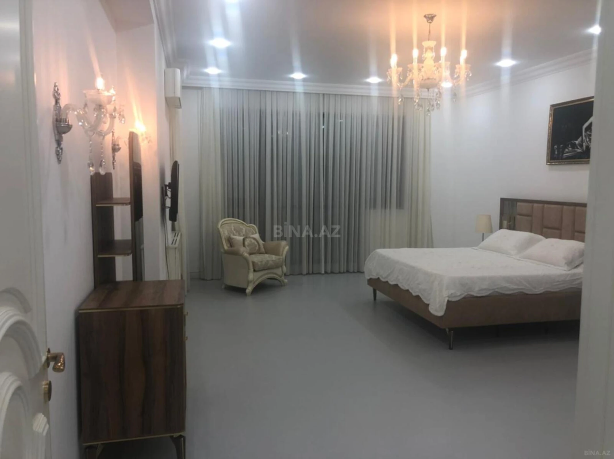 Satılır 4 otaqlı mənzil 240 m²