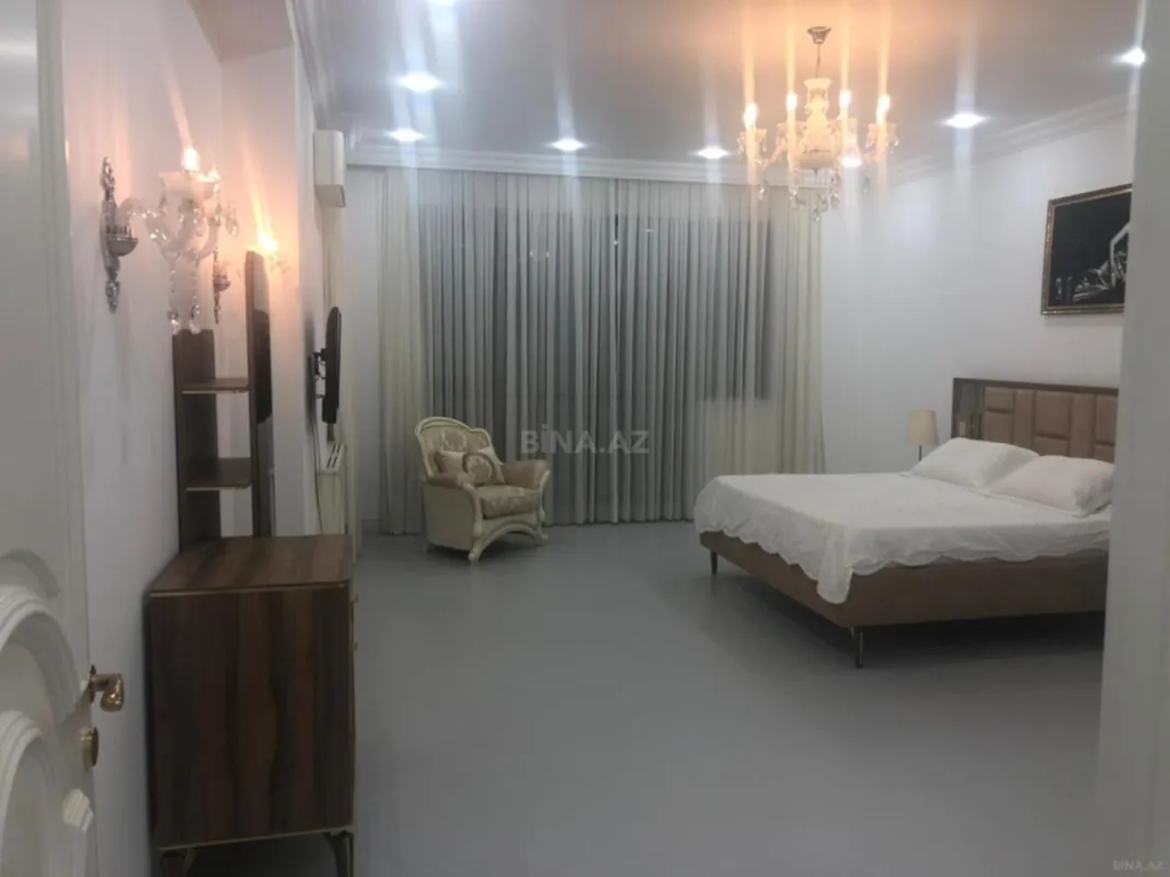 Satılır 4 otaqlı mənzil 240 m²