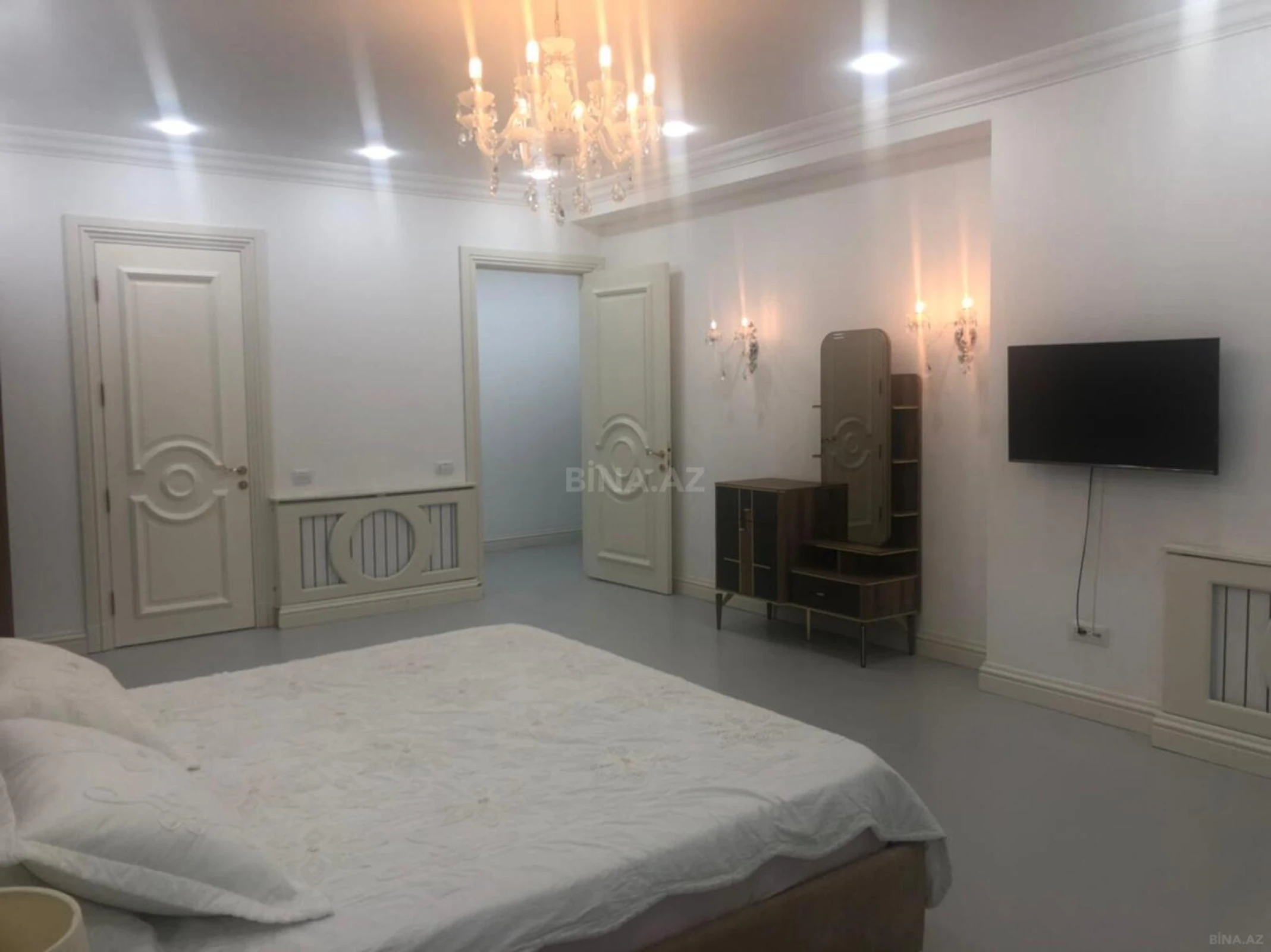 Satılır 4 otaqlı mənzil 240 m²