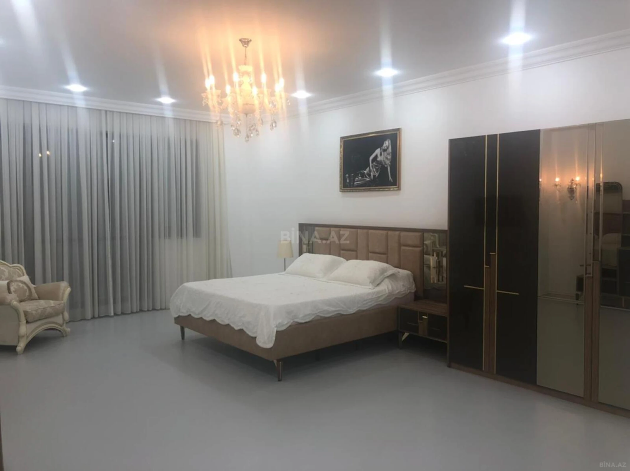 Satılır 4 otaqlı mənzil 240 m²