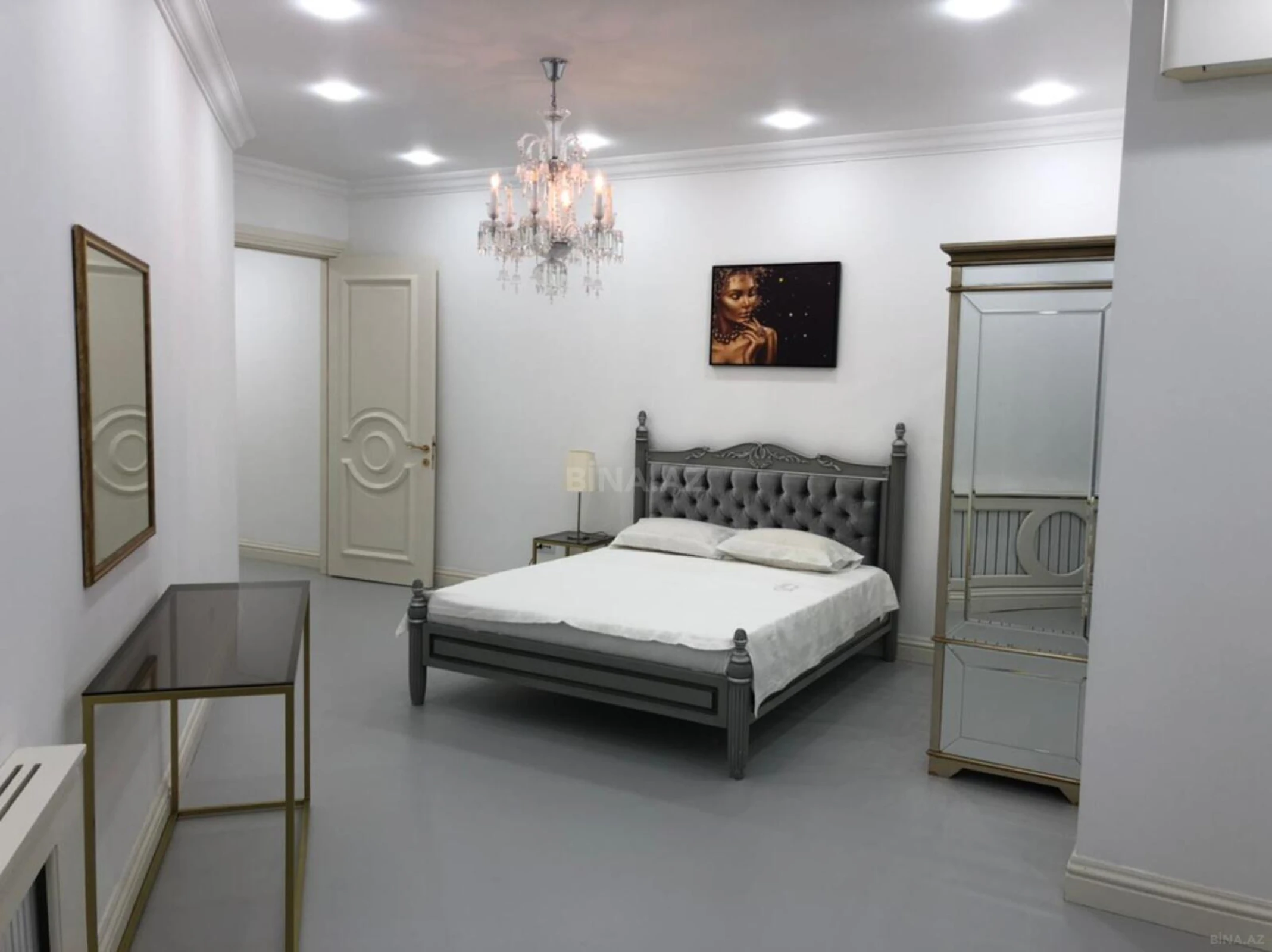 Satılır 4 otaqlı mənzil 240 m²