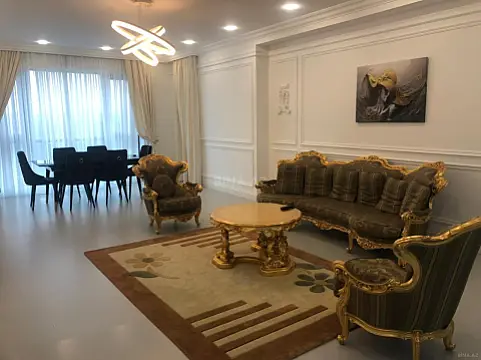 Satılır 4 otaqlı mənzil 240 m²