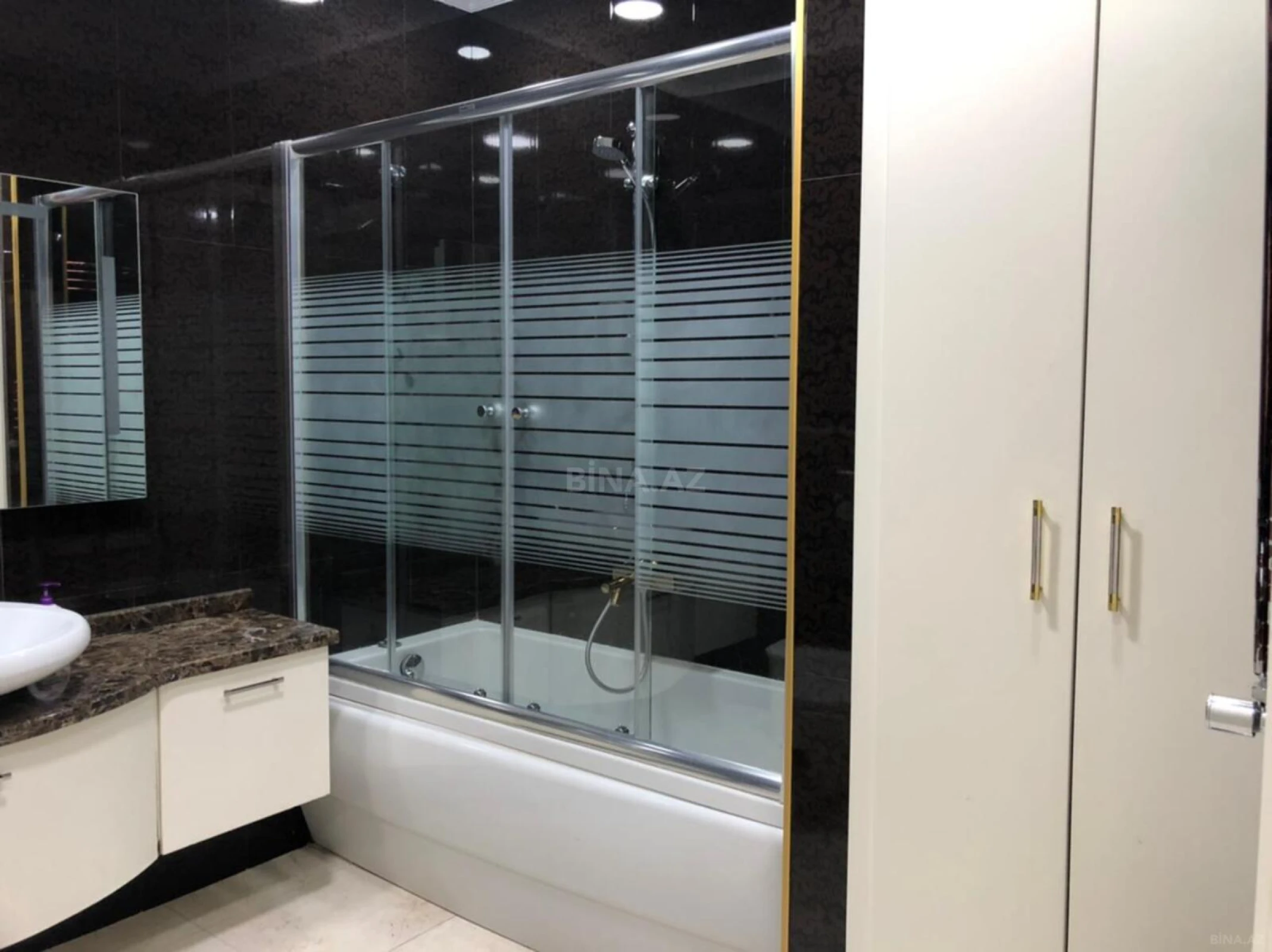Satılır 4 otaqlı mənzil 240 m²