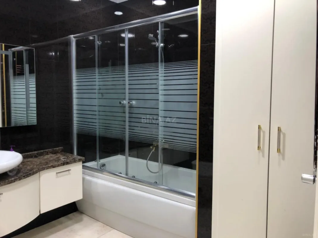 Satılır 4 otaqlı mənzil 240 m²