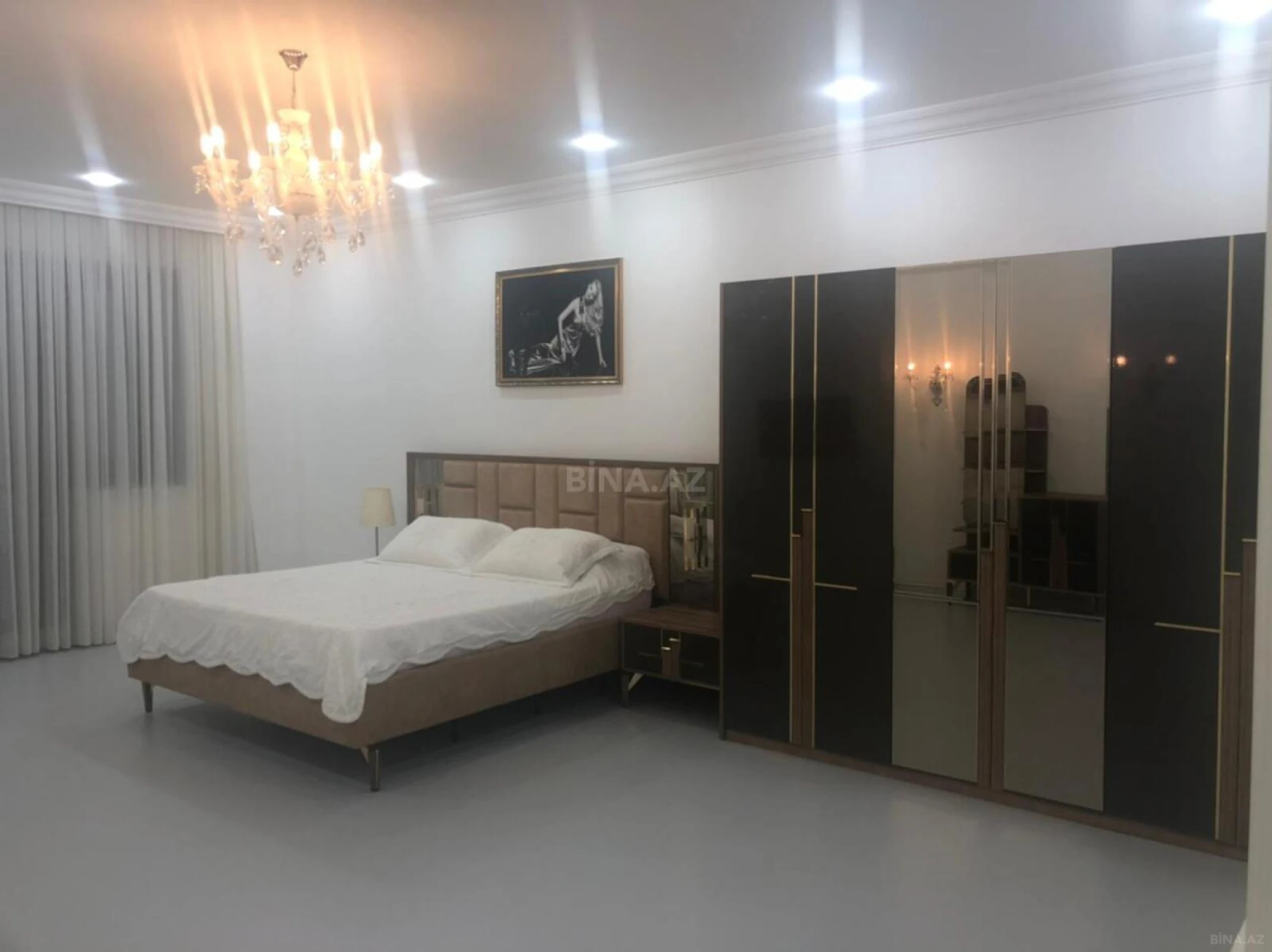 Satılır 4 otaqlı mənzil 240 m²