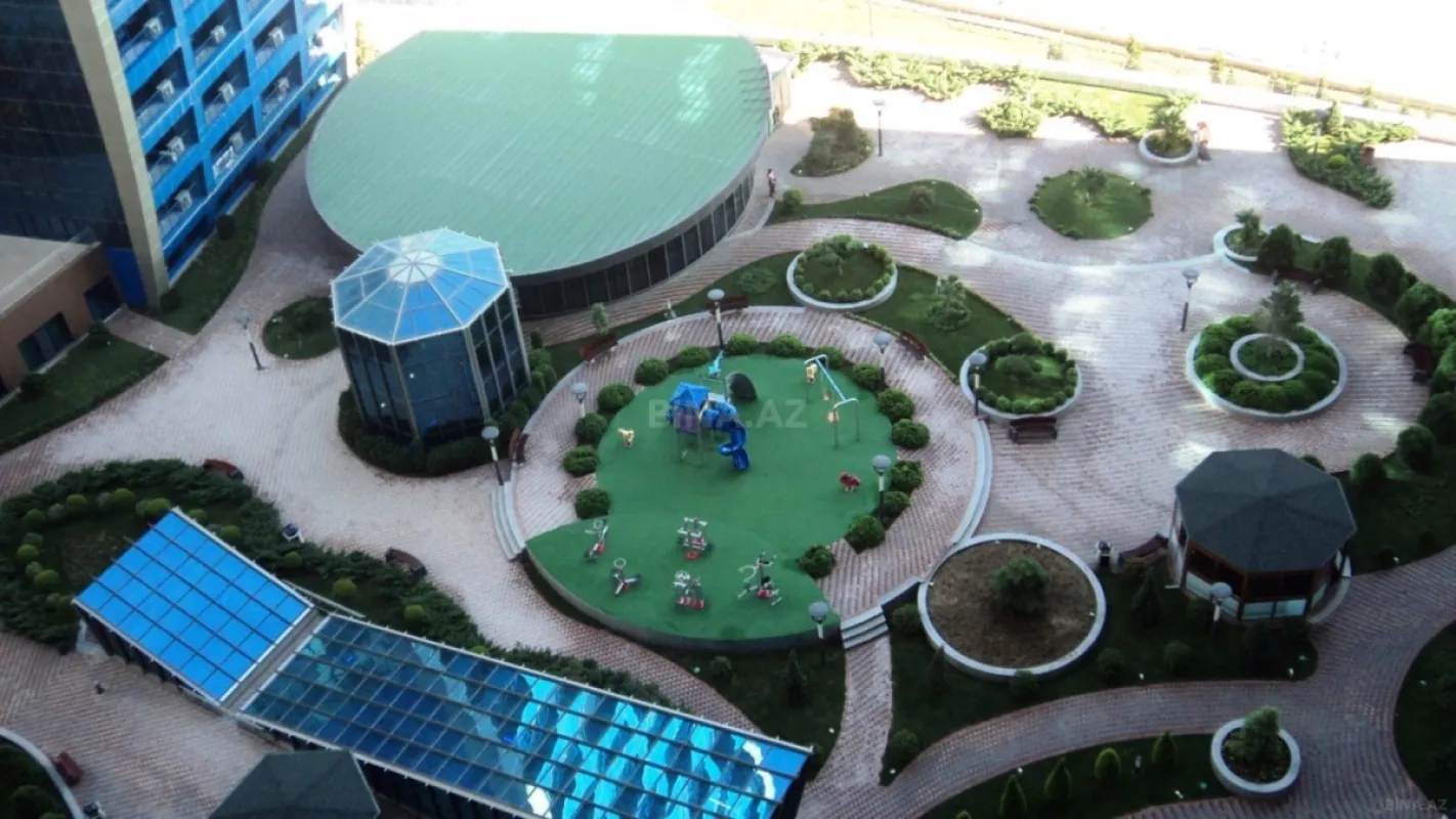 Satılır 4 otaqlı mənzil 240 m²