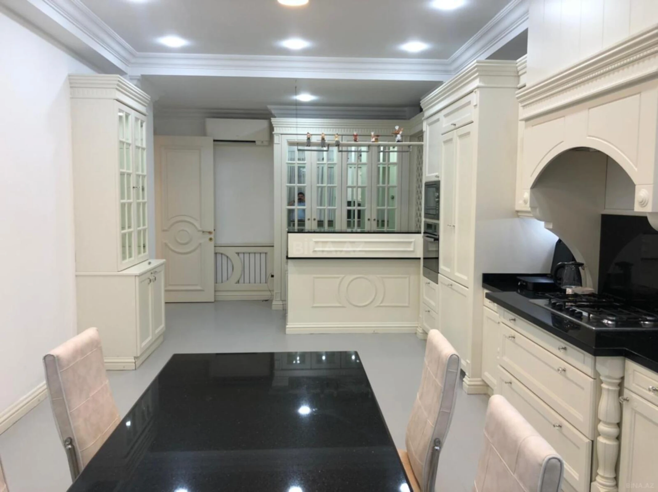 Satılır 4 otaqlı mənzil 240 m²