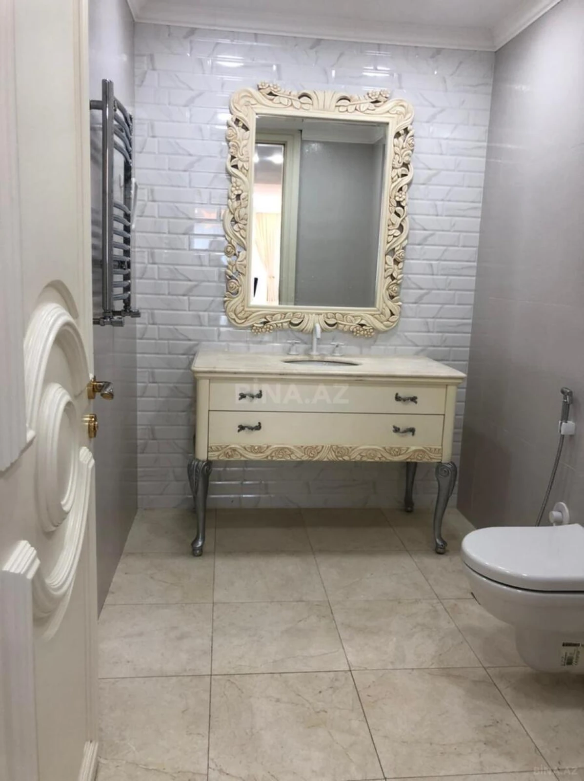Satılır 4 otaqlı mənzil 240 m²