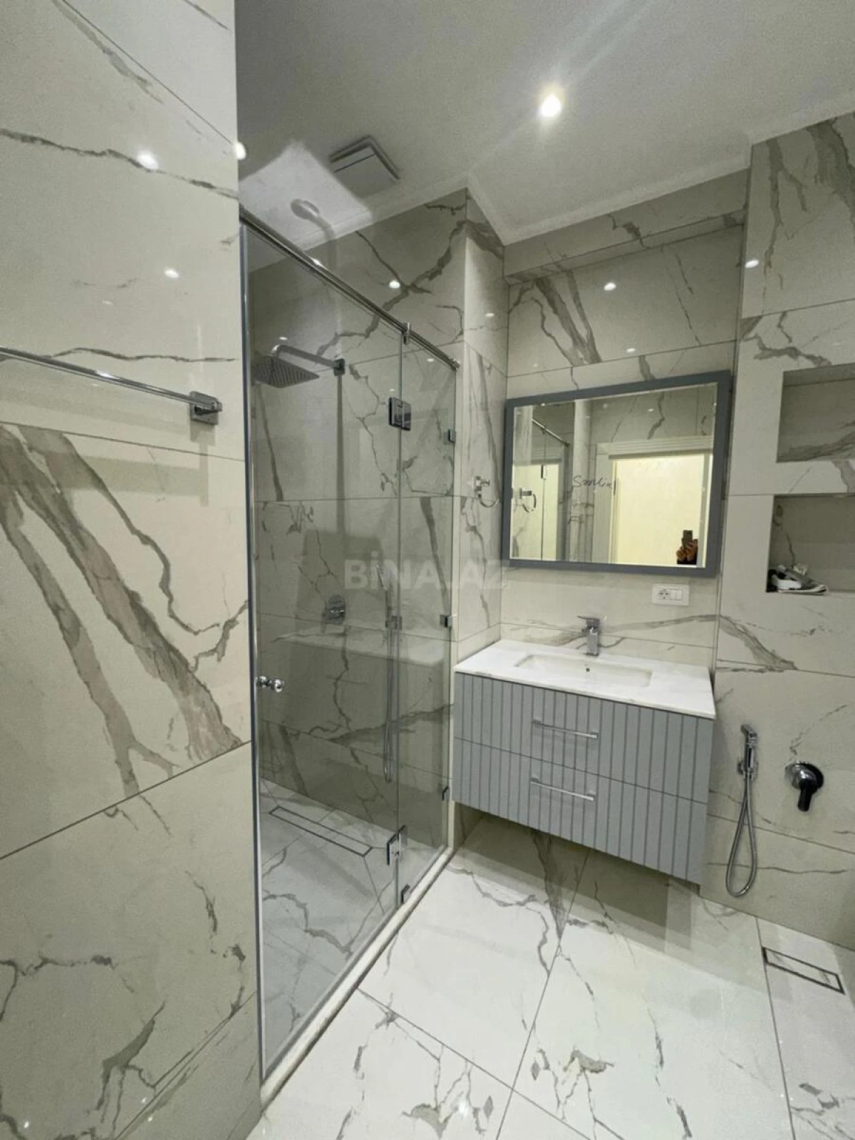 Kirayə verilir 4 otaqlı mənzil 160 m²