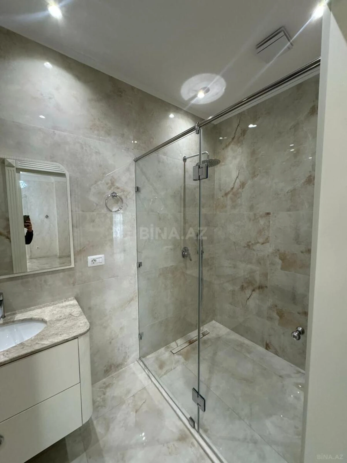 Kirayə verilir 4 otaqlı mənzil 160 m²