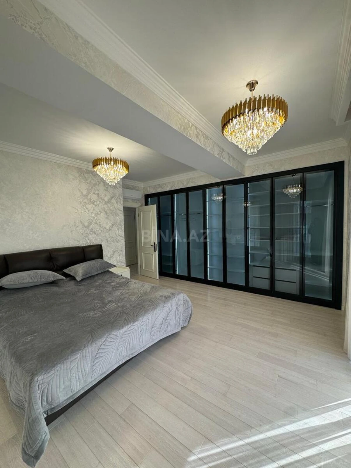 Kirayə verilir 4 otaqlı mənzil 160 m²