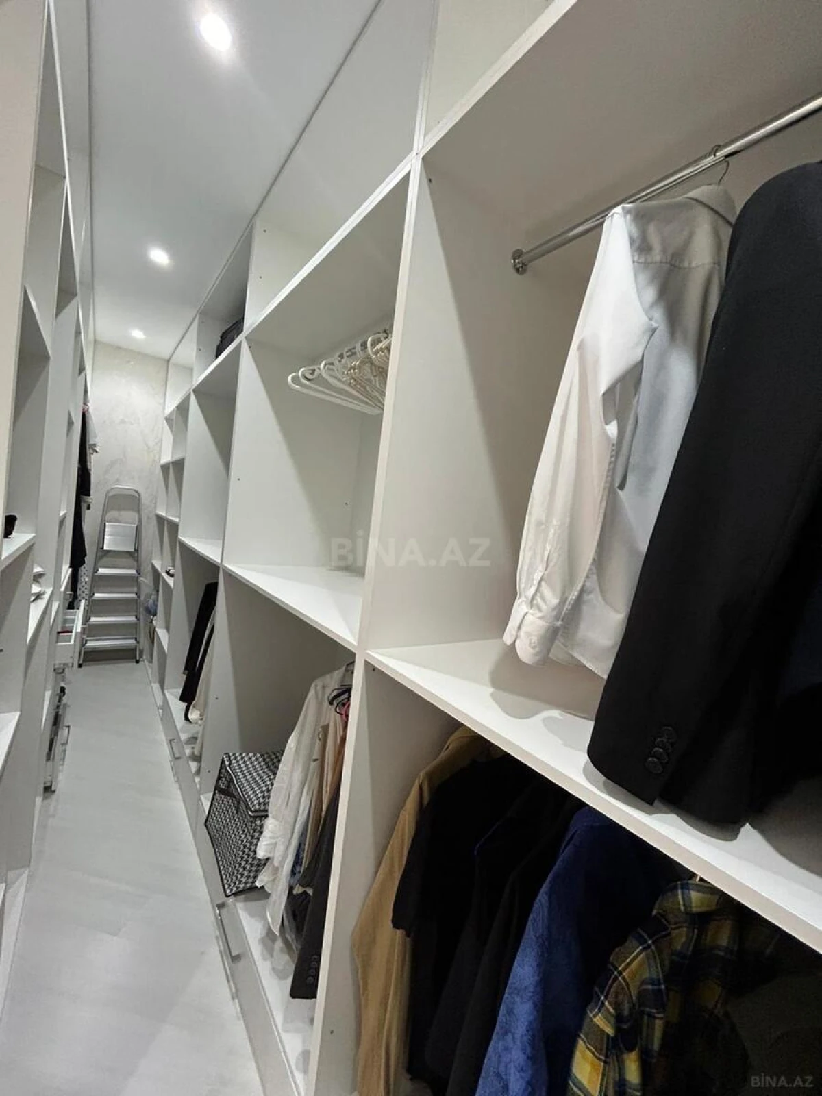 Satılır 4 otaqlı mənzil 175 m²