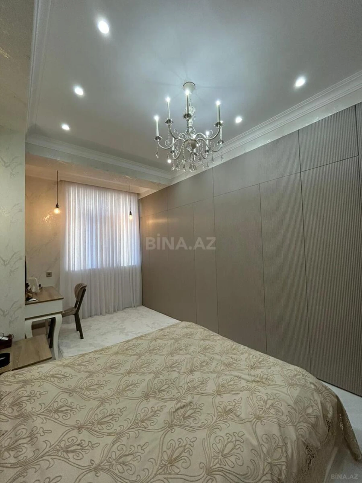 Satılır 4 otaqlı mənzil 175 m²