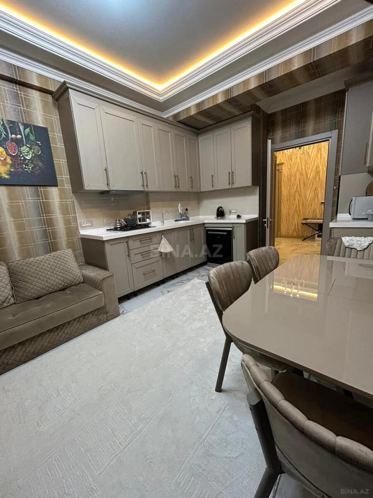 Satılır 4 otaqlı mənzil 175 m²