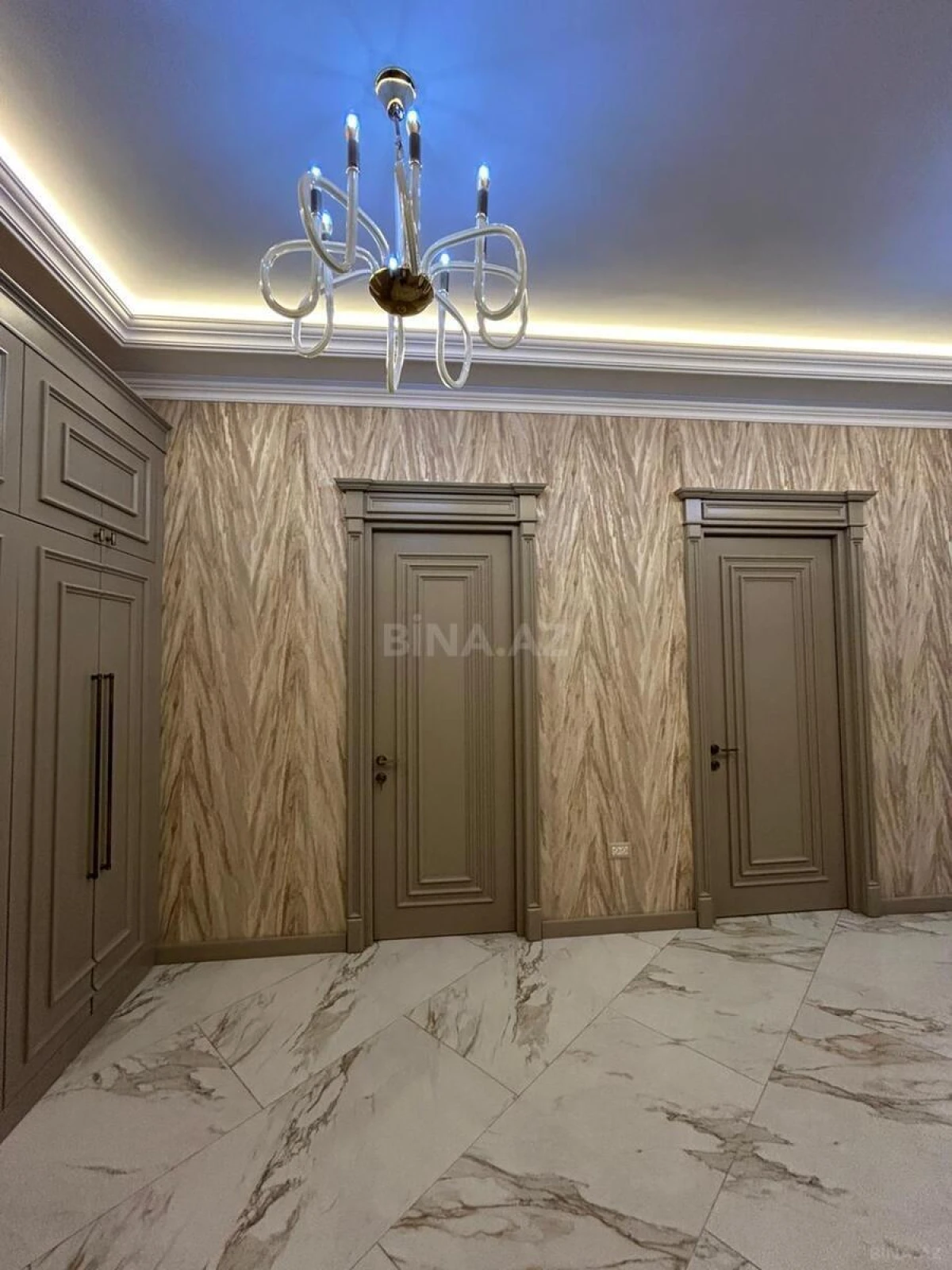 Satılır 4 otaqlı mənzil 175 m²