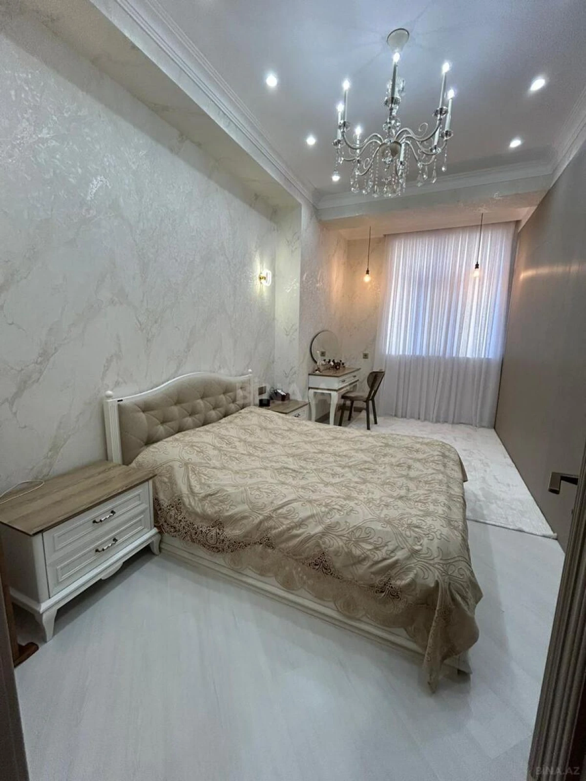 Satılır 4 otaqlı mənzil 175 m²