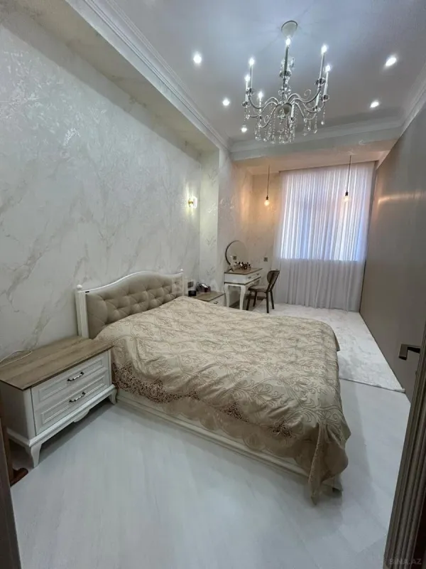 Satılır 4 otaqlı mənzil 175 m²