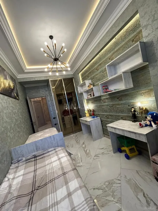 Satılır 4 otaqlı mənzil 175 m²