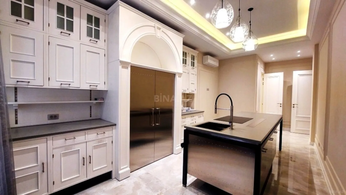 Satılır 4 otaqlı mənzil 256 m²