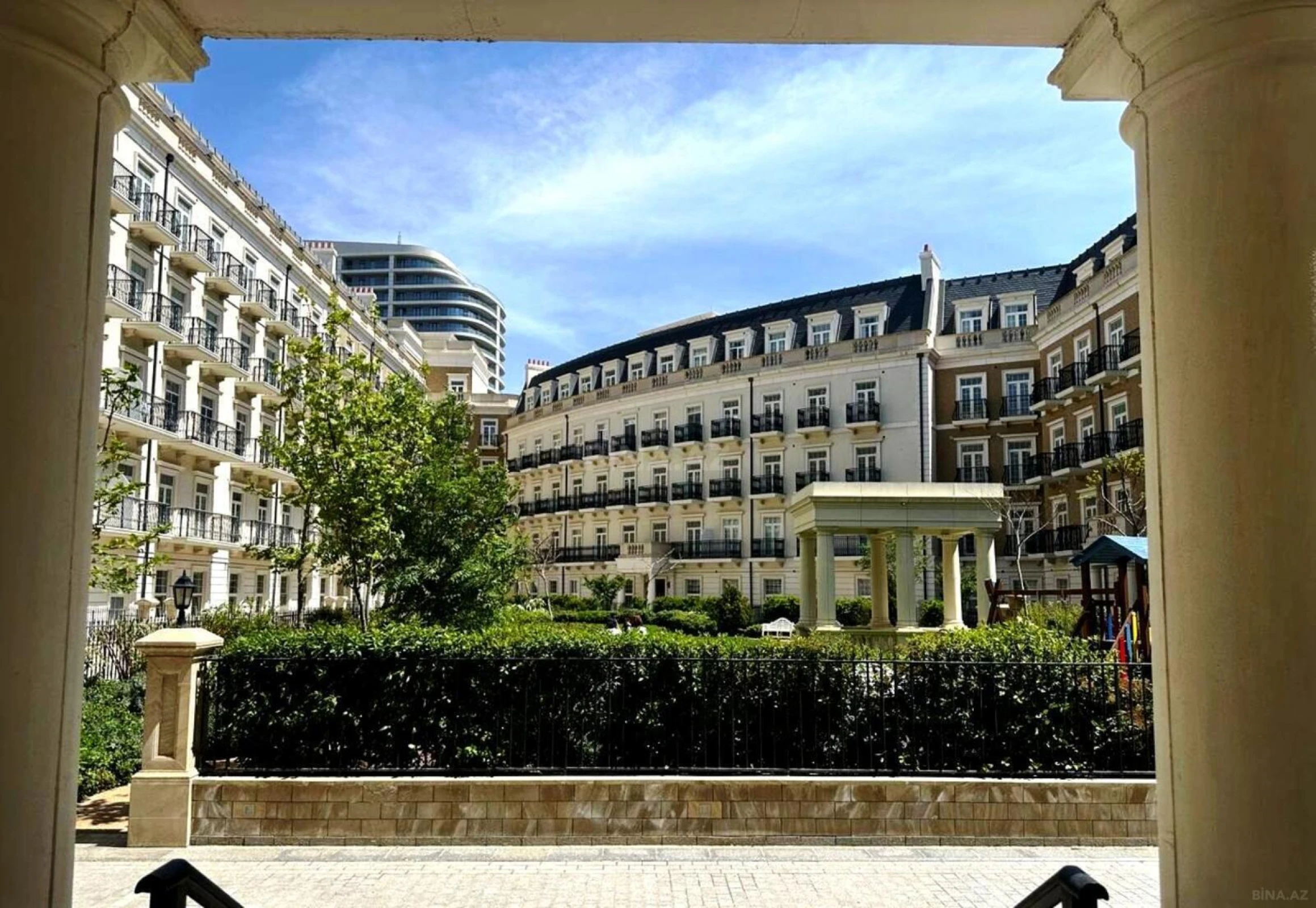 Satılır 4 otaqlı mənzil 256 m²